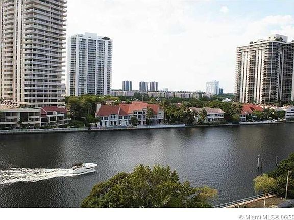 4th image of 19390 Collins Ave APT 1117