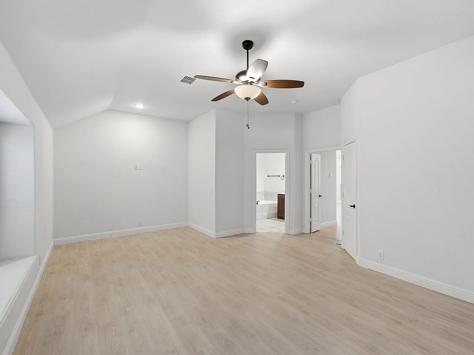 4 bed, 2454 sqft, $2,895 — Photo 3
