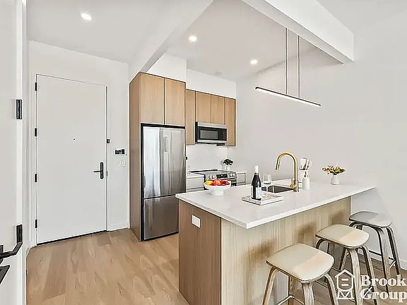 4th image of 556 Baltic St #604