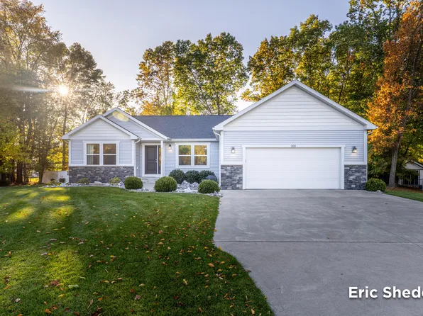 320 Caravan Dr, Norton Shores, MI 49441