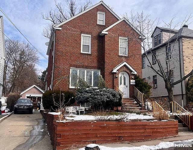 1st image of 919 Marion Pl