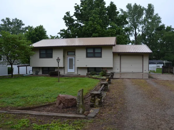 417 E 10th St, Lyndon, KS 66451