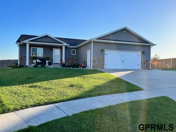 325 Orchard Pl, Hickman, NE 68372