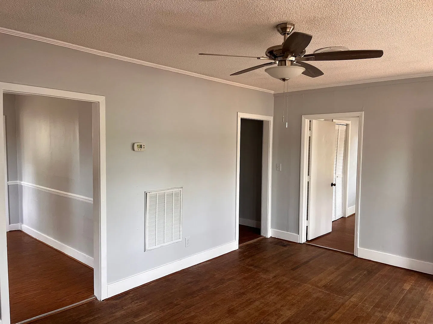 Newly Painted Single Family Home located in the Midtown — Photo 3