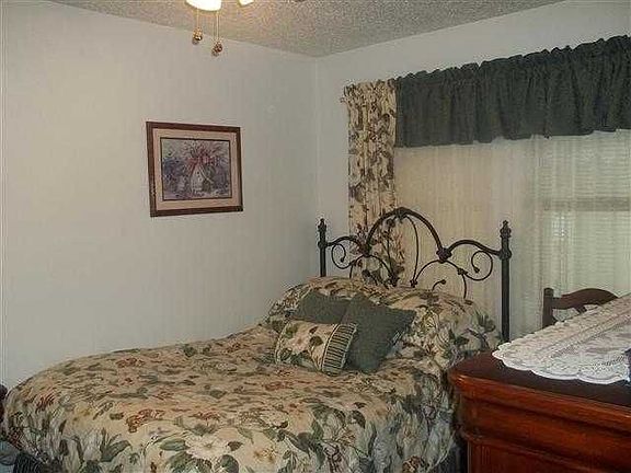 5th image of 1037 Elm Dr