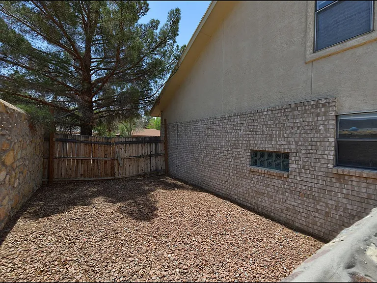 695 Bluff Canyon Cir — Photo 41