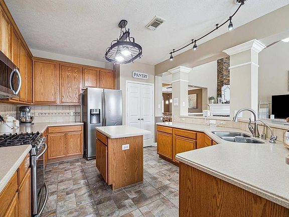4th image of 5115 Bur Oak Dr