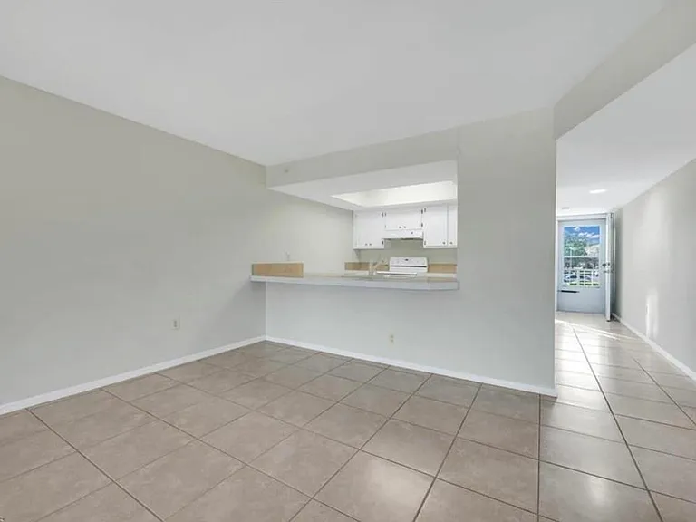 148 Cypress Way E #8 — Photo 2