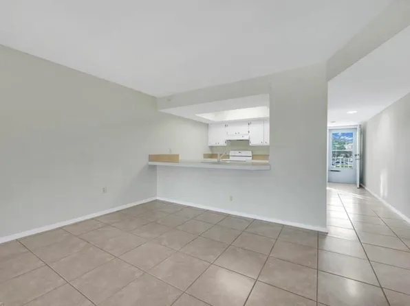 148 Cypress Way E APT 8, Naples, FL 34110