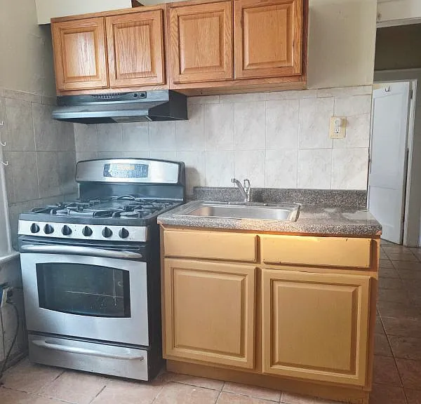 23 Maple Pl — Photo 2