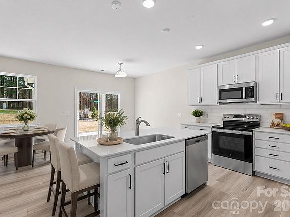 2nd image of 22 Suzanne Ln