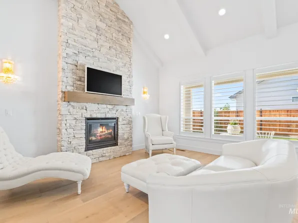 8456 W Meltwater Ln, Eagle, ID 83616