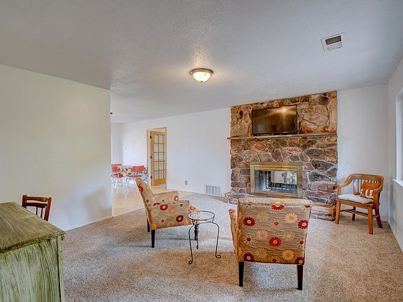3rd image of 30 Cottonwood Ln