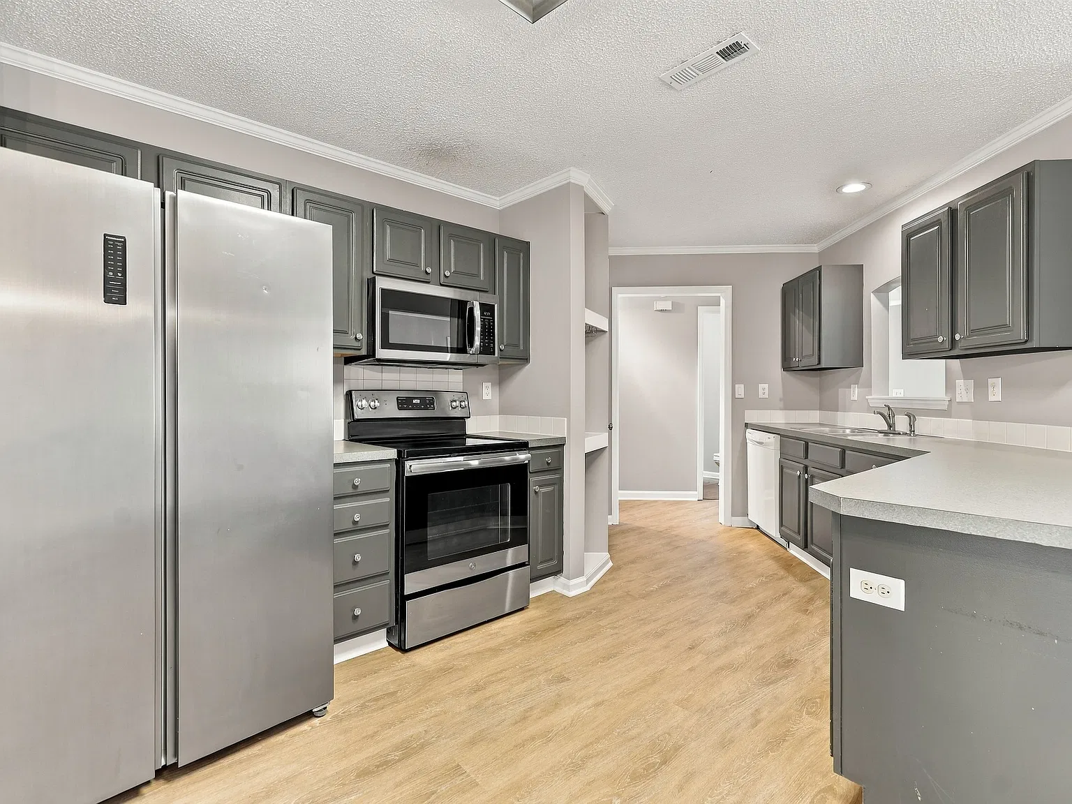 3 bed, 2.5 bath, 1459 sqft, $2,400 — Photo 4