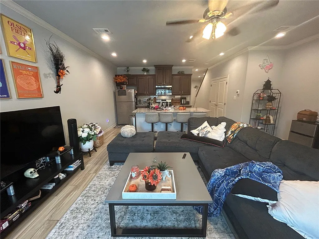 4209 College Main St — Photo 2