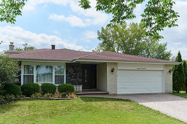 8221 Sawyer Rd photo 1