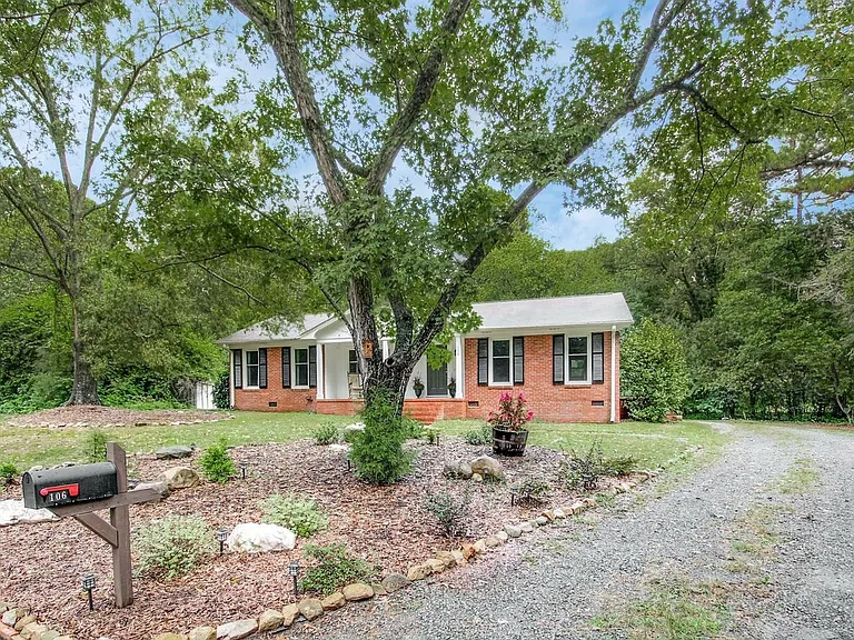 106 Bennington Dr — Photo 2