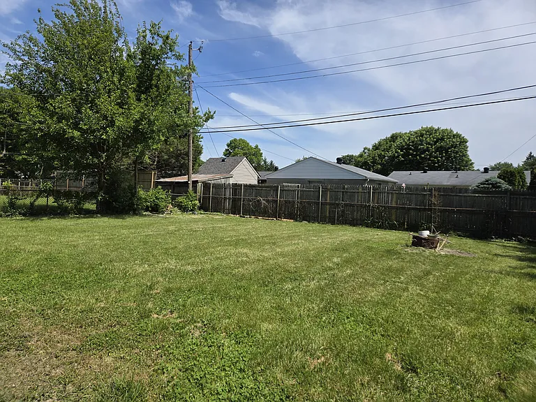 906 Silverwood Dr — Photo 9