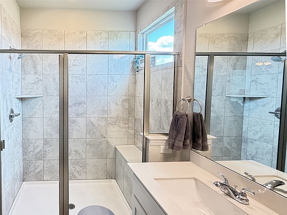 4th image of 140 Spring Creek Cir