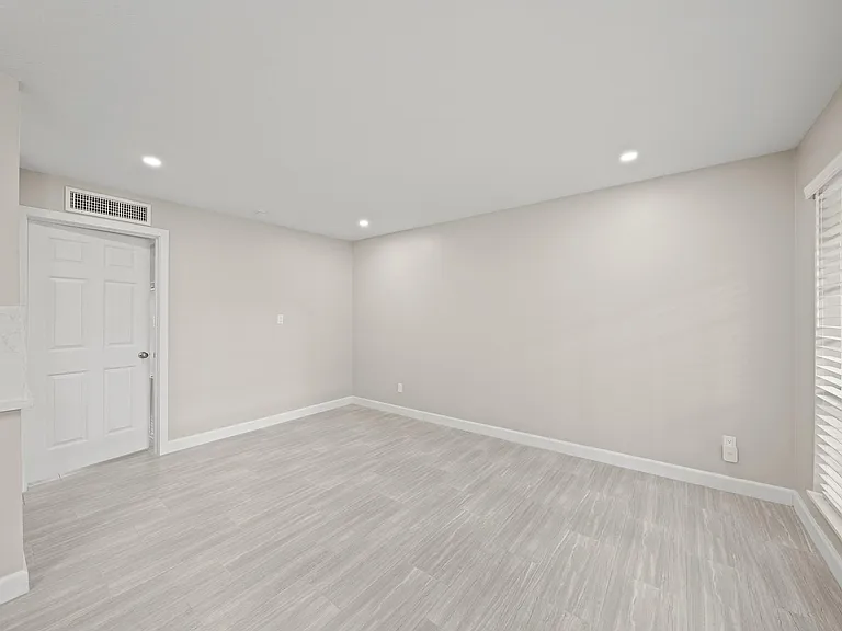 2201 Fountain View Dr #25 — Photo 4