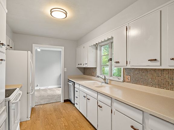 2nd image of 405 Hillcrest Dr