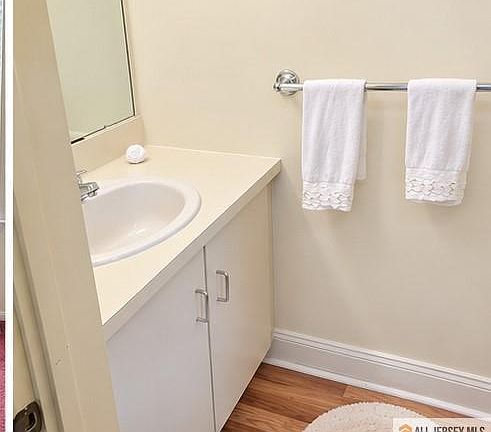 5th image of 463 Andover Pl