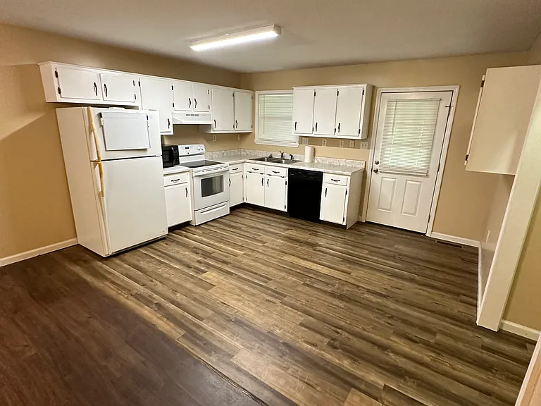 892 Woodlawn Rd — Photo 8