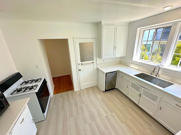 10956.5 Roebling Avenue, Westwood, CA 90024 - Kitchen (Dishwasher, Microwave, Fridge Stove/Oven)
