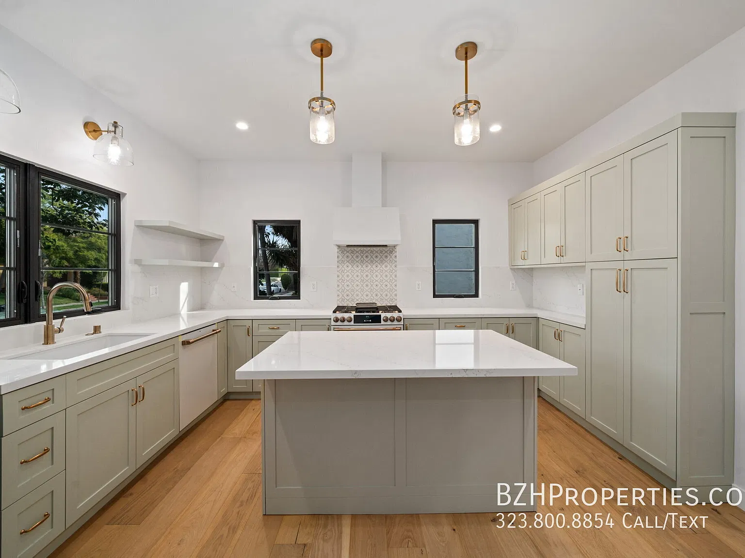Modern 3 Bedroom Near The Grove with Private Garage — Photo 3