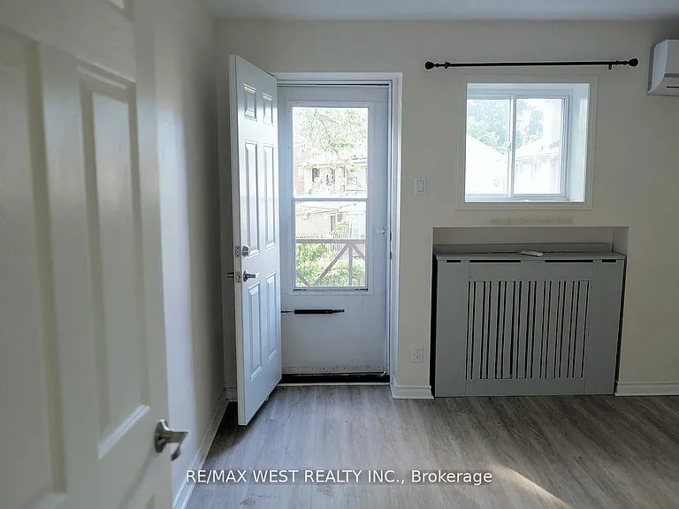 4992 B Dundas St W #2 — Photo 5