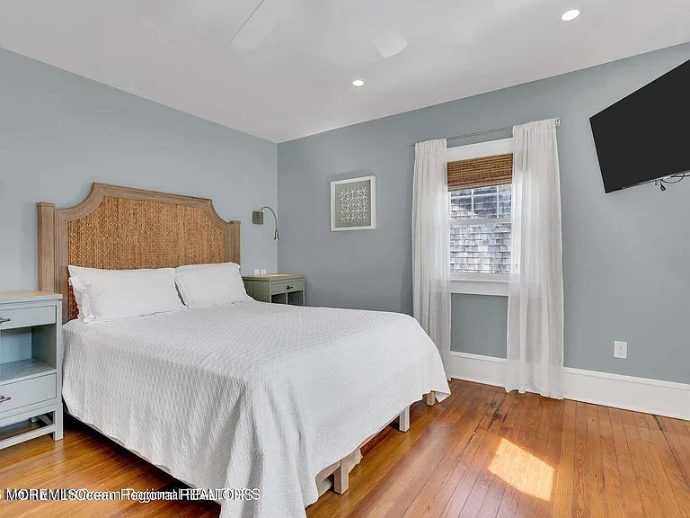 321 14th Ave — Photo 17
