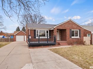 409 10th Ave, Silvis, IL 61282