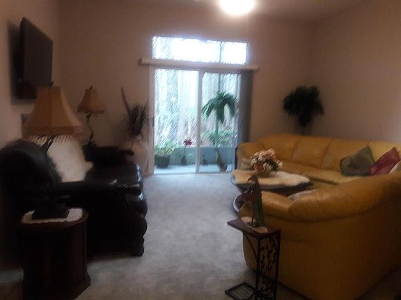Living area, lanai access