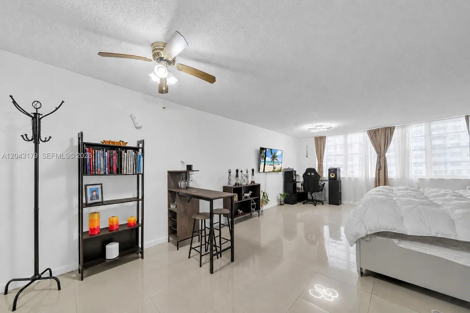 Winston Towers 100 Condo — Photo 4