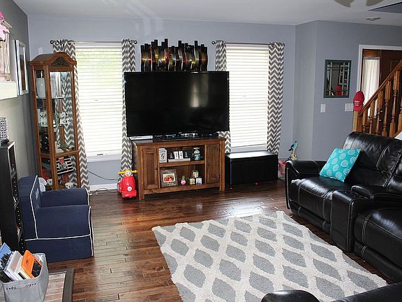 3rd image of 35 Barnwood Ct