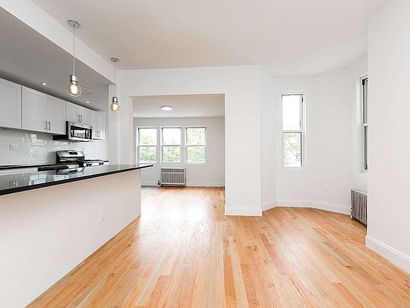 4th image of 682 Rosewood St #A
