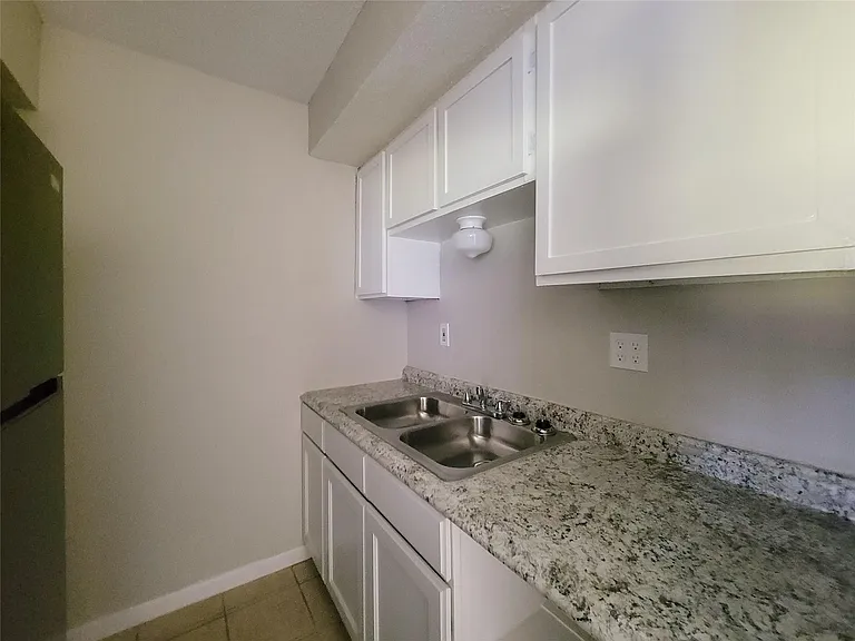 COURTYARD PARK APARTMENTS — Photo 38