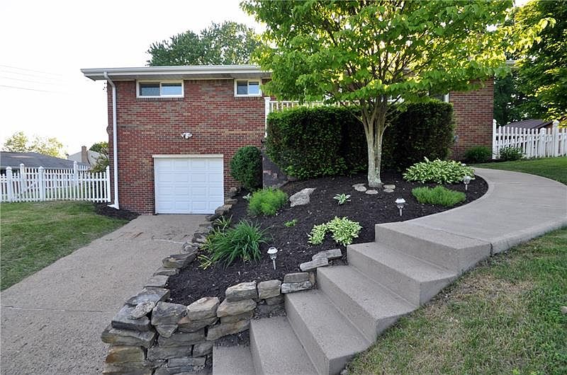1st image of 136 Hollywood Dr