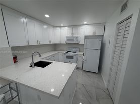 2113 Renaissance Blvd, Hollywood, FL