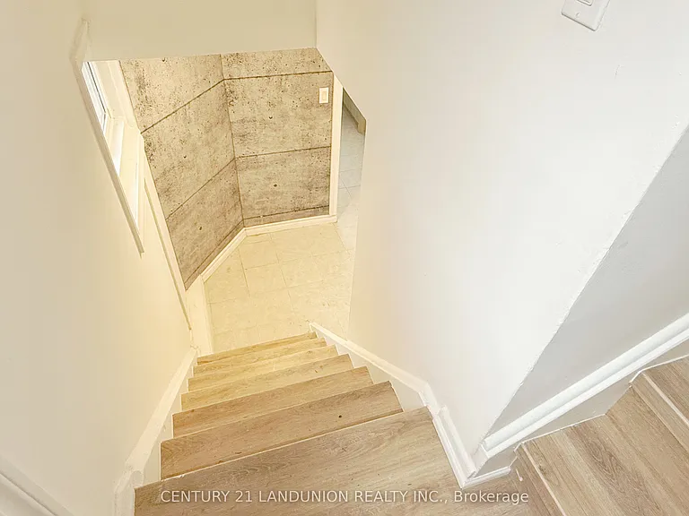 422 Lynett Cres — Photo 3