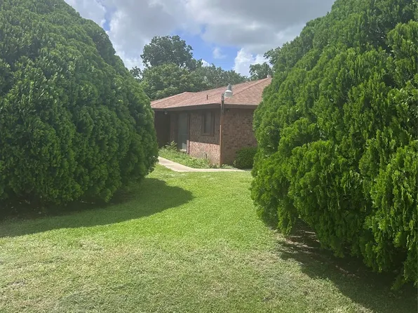 279 S 4th St, Van Vleck, TX 77482