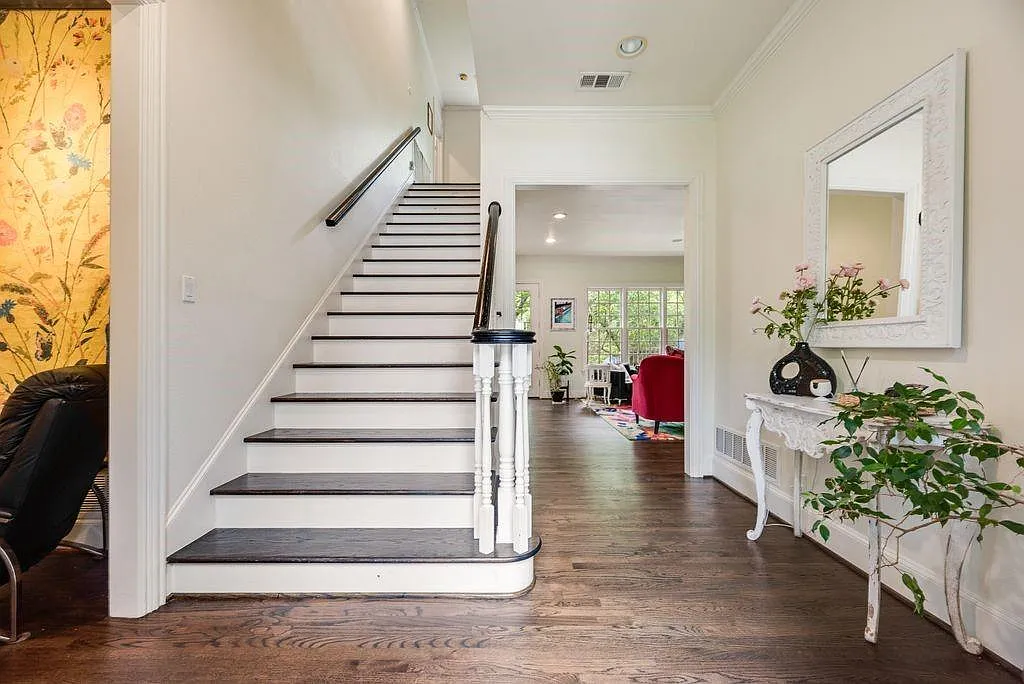 4 bed, 5.5 bath, 3824 sqft, $9,900 — Photo 3