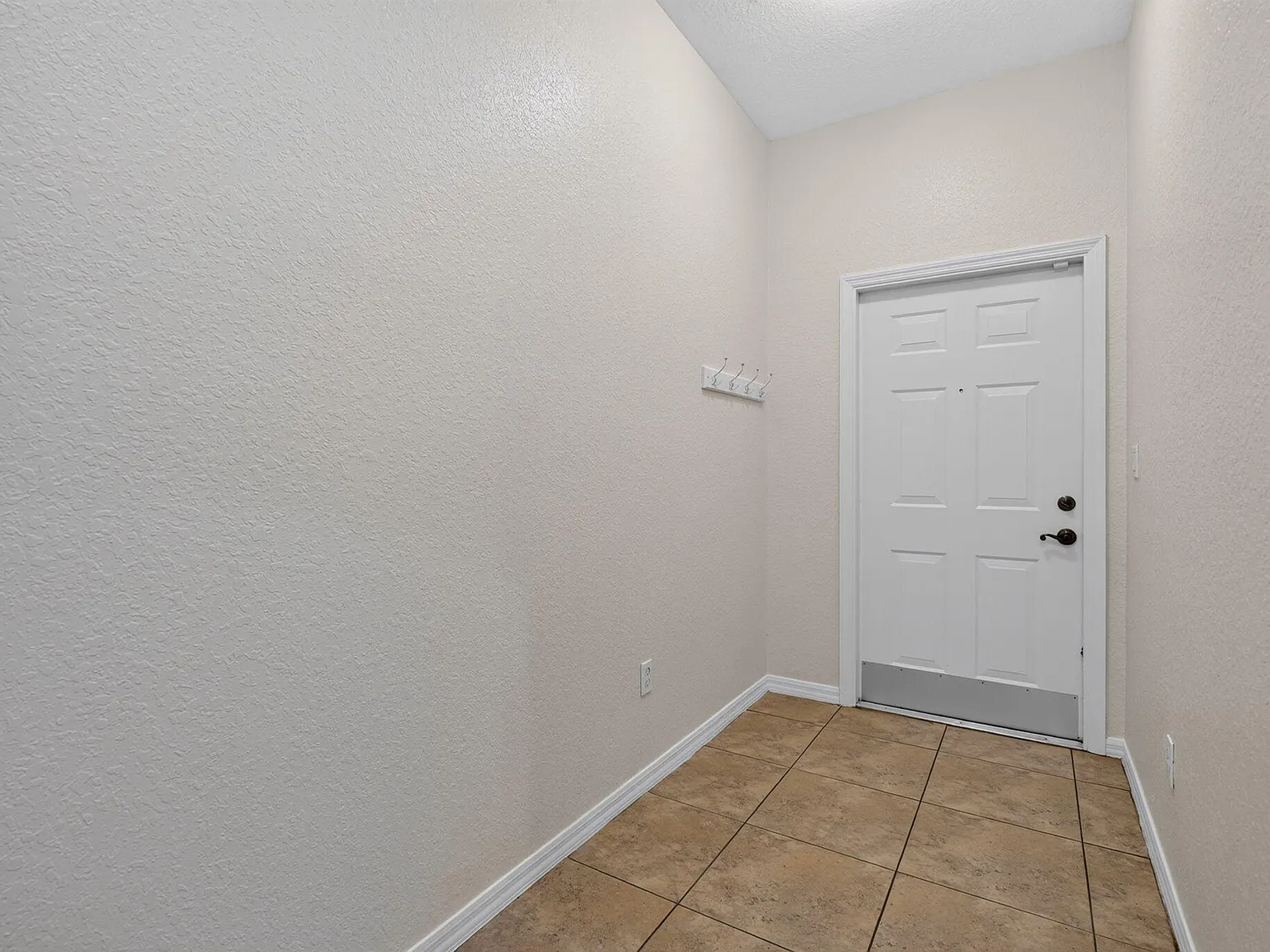 3 bed, 2.5 bath, 1613 sqft, $3,695 — Photo 3