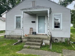 1110 W England St, Taylorville, IL 62568