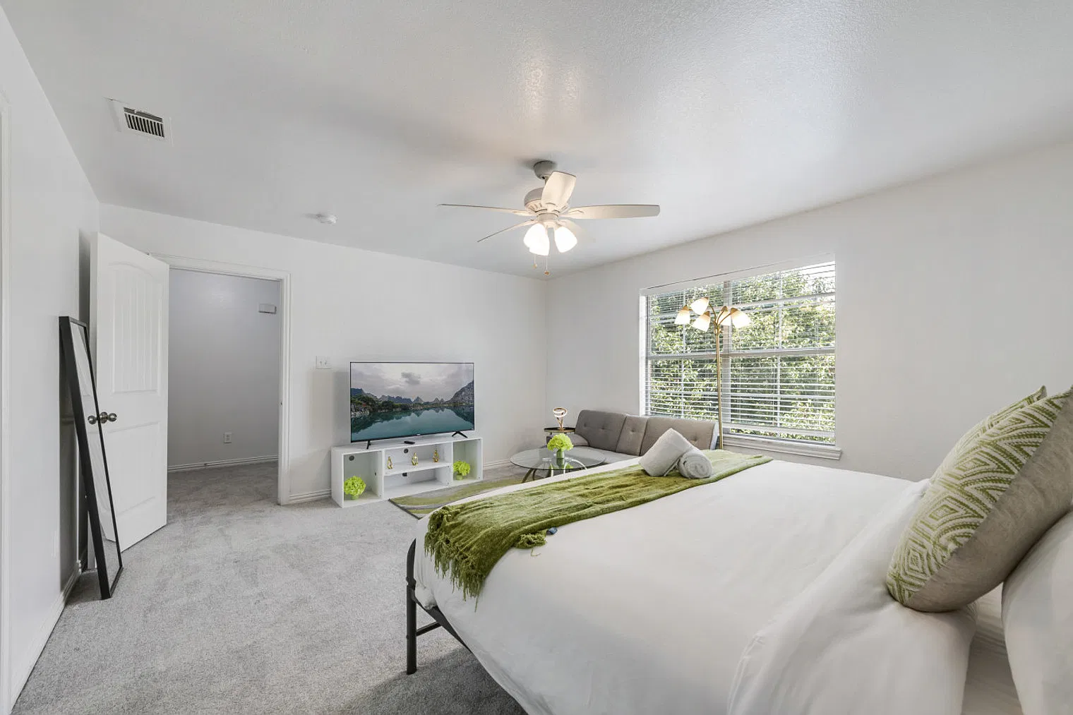 3 bed, 2.0 bath, 1130 sqft, $3,505 — Photo 4