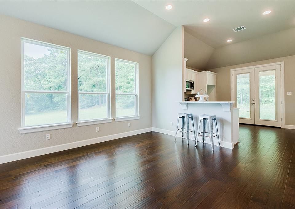 1st image of 19 Lakecrest Ln