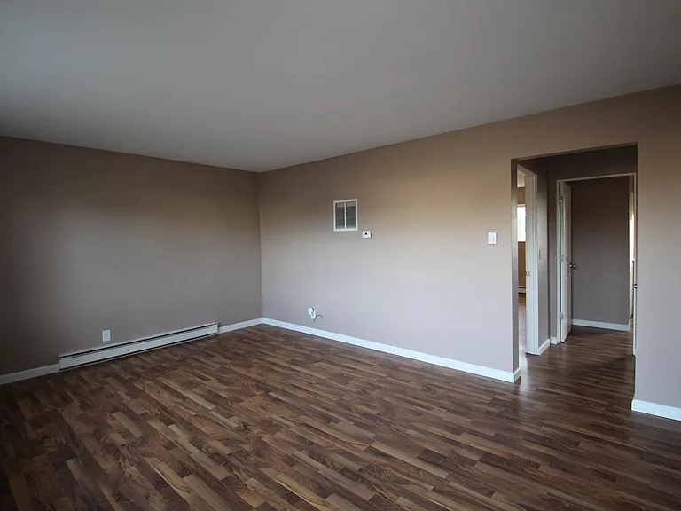 200 Maple Park Dr — Photo 2