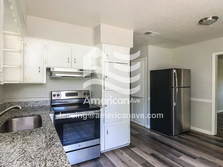 1362752_008_kitchen_8.jpg