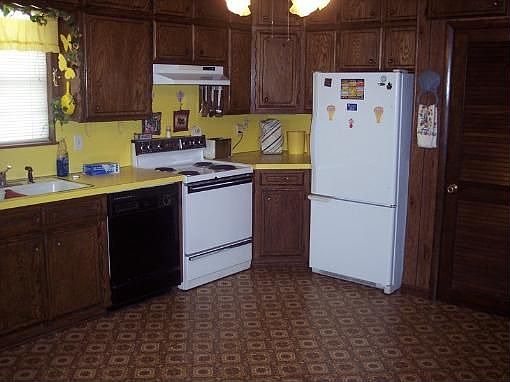 3rd image of 1104 S Broadway St