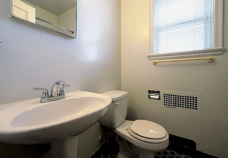One Bedroom Bathroom
